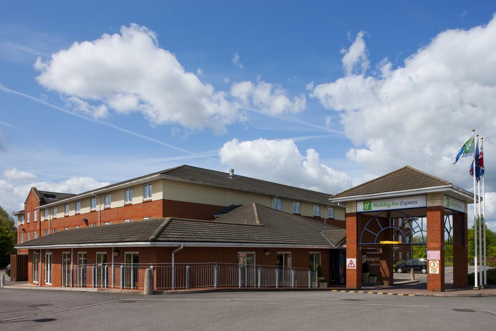 Holiday Inn Gloucester exterior photograph